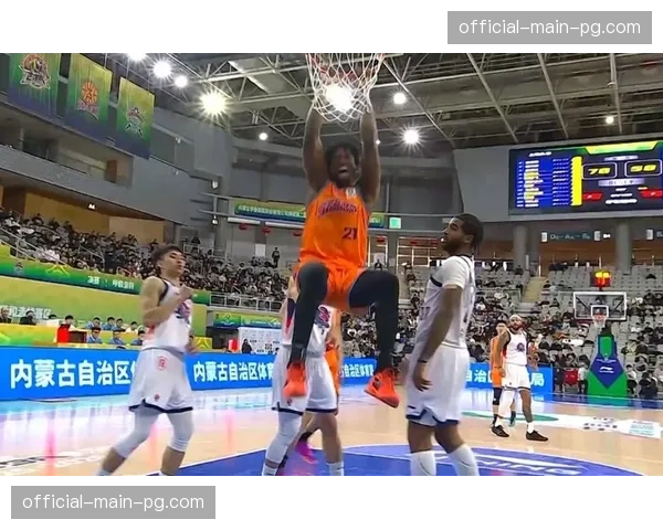 怀特塞德篮下暴扣连连，邱彪场边面露绝望表情