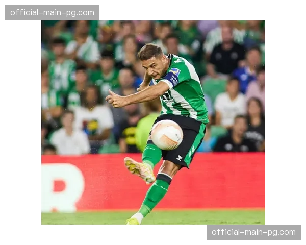 终场哨响，为保级苦战的老将华金跪地长叹