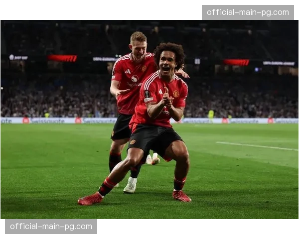 评论:曼联“菱形中场”实验失败,暴露现代足球对边路宽度的绝对需求 评论:曼联“菱形中场”实验失败,暴露现代足球对边路宽度的绝对需求