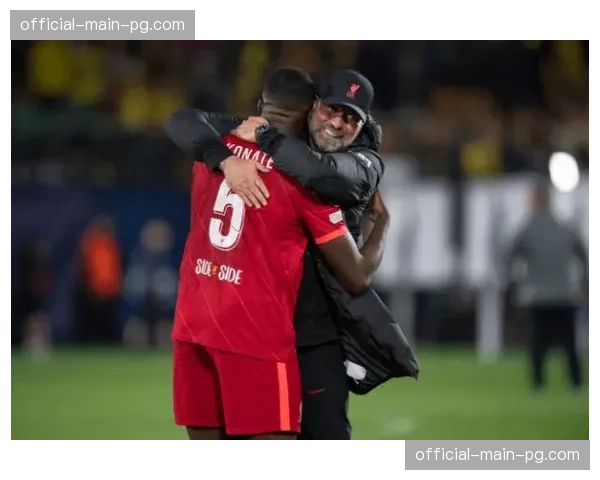 终场哨响,克洛普与助教激烈讨论一次被浪费的反击机会 终场哨响,克洛普与助教激烈讨论一次被浪费的反击机会